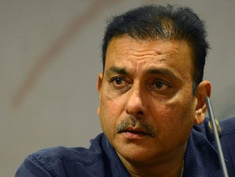 শুধু রোহিত শর্মাই নয় স্ত্রী-দের একে অপরের কেমন সম্পর্ক এই প্রশ্নের গুগলি বলও ফেস করতে হচ্ছিল বিরাট কোহলিকে { এইসময় বিরাটের ত্রাতা হিসেবে আসরে নামেন রবি শাস্ত্রী ৷ Photo-AFP 