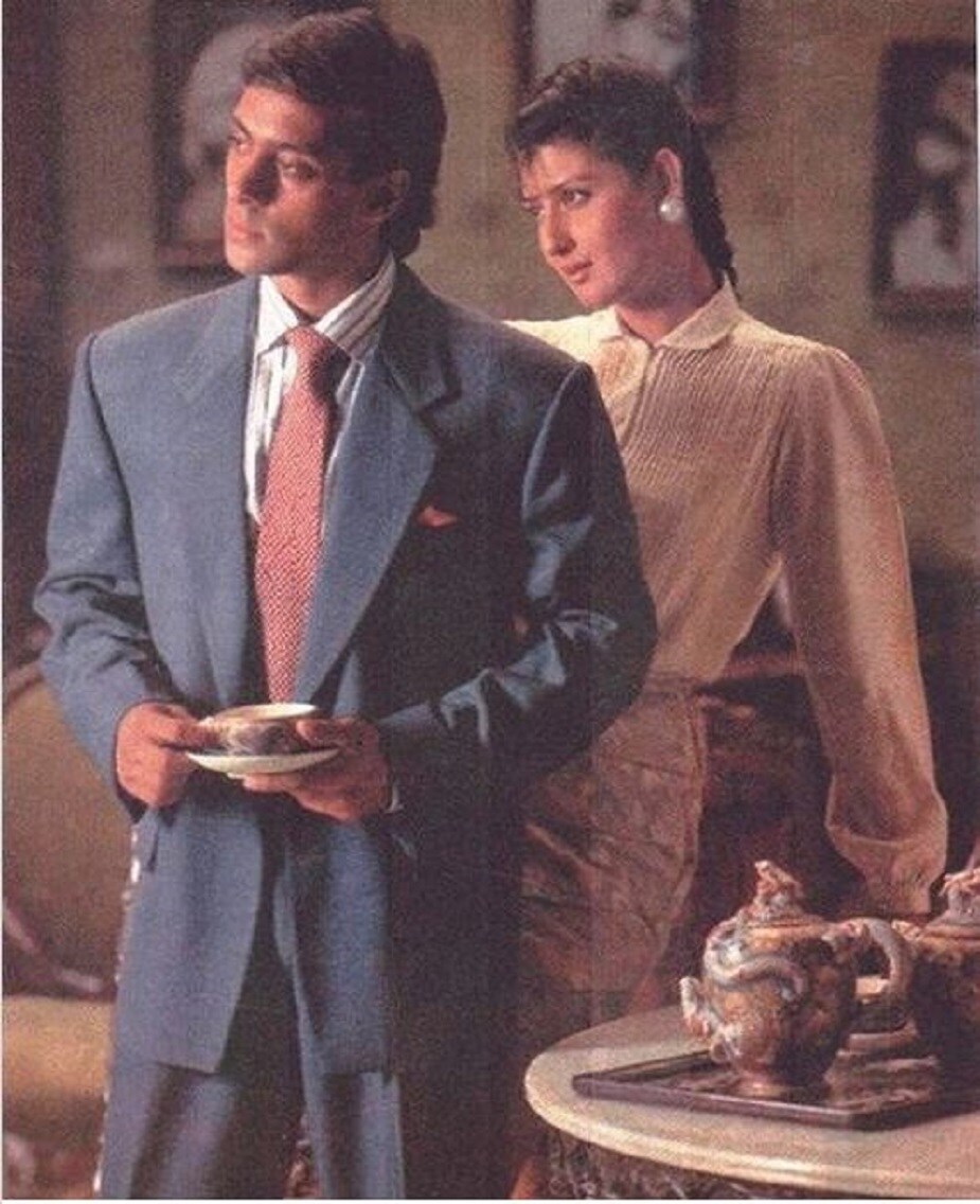 শোনা যায় বিয়ের কার্ডও নাকি ছাপা হয়ে গিয়েছিল। কিন্তু সঙ্গীতাই নাকি বিয়েটা ভেঙে দেন। কারণ? সোমি আলির সঙ্গে সলমনের ঘনিষ্ঠতা।Photo Source: Instagram শোনা যায় বিয়ের কার্ডও নাকি ছাপা হয়ে গিয়েছিল। কিন্তু সঙ্গীতাই নাকি বিয়েটা ভেঙে দেন। কারণ? সোমি আলির সঙ্গে সলমনের ঘনিষ্ঠতা।Photo Source: Instagram
