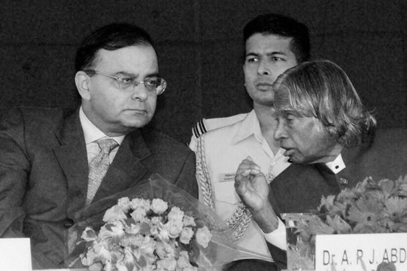  ২০০৯ সালে তখন ইউপিএ-টু সরকার। রাজ্যসভায় বিরোধী দলনেতা হন সেই অরুণ জেটলি ৷