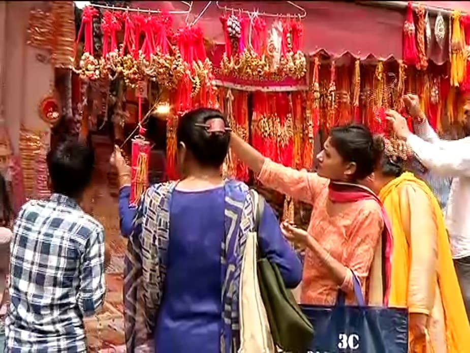 দিল্লির সিমলা বাজারে ক্রেতা বিক্রেতার ভিড়ে ঠাসা ৷ সারা দেশে ১৫ অগাস্ট সারা দেশে রাখীবন্ধন উৎযাপন করা হবে ৷ সংগৃহীত ছবি ৷ দিল্লির সিমলা বাজারে ক্রেতা বিক্রেতার ভিড়ে ঠাসা ৷ সারা দেশে ১৫ অগাস্ট সারা দেশে রাখীবন্ধন উৎযাপন করা হবে ৷ সংগৃহীত ছবি ৷