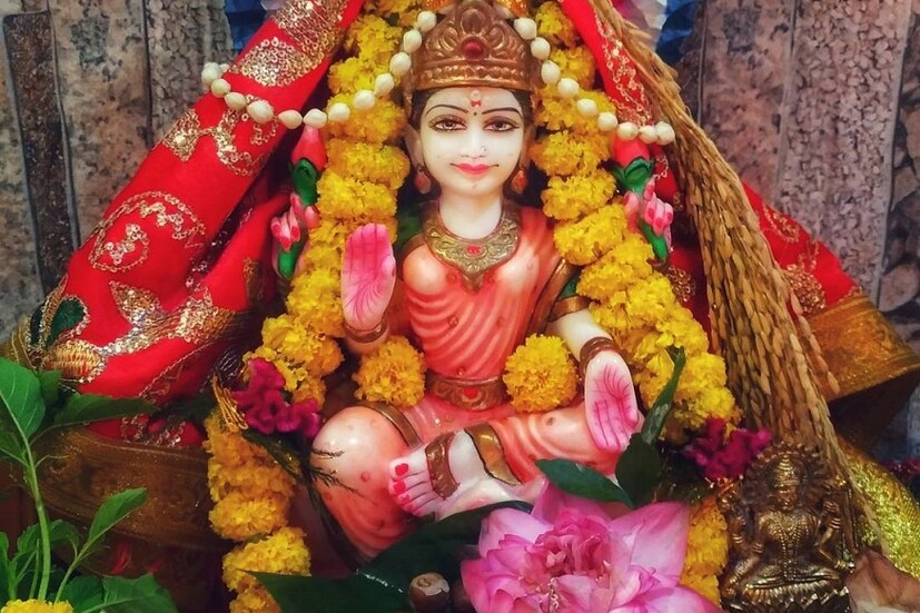 লক্ষ্মীর ব্রতের কথা বড় মধুময় প্রণাম করে যাও যে যার আলোয় ৷ ছবি সংগৃহীত ৷