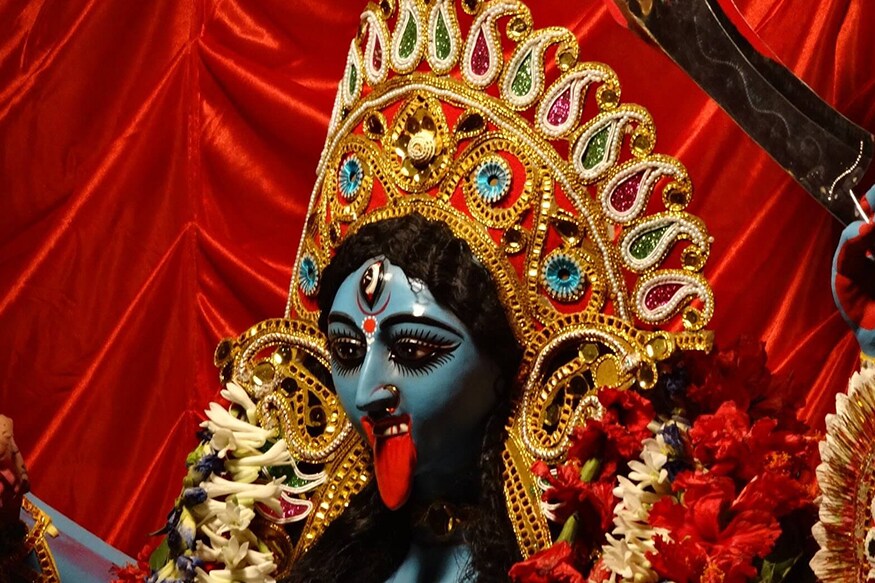 ব্রহ্মার আশীর্বাদে সুম্ভ ও নিসুম্ভকে বধ একমাত্র করতে পারে এমন মহিলা যিনি মাতৃগর্ভ থেকে জন্ম নেননি ৷ আর কোনও পুরুষ পারবেন না তাঁকে বধ করতে ৷ ব্রহ্মার আশীর্বাদে সুম্ভ ও নিসুম্ভকে বধ একমাত্র করতে পারে এমন মহিলা যিনি মাতৃগর্ভ থেকে জন্ম নেননি ৷ আর কোনও পুরুষ পারবেন না তাঁকে বধ করতে ৷