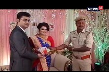 বর-কনের হাতে হেলমেট তুলে দিল পুলিশ বর-কনের হাতে হেলমেট তুলে দিল পুলিশ