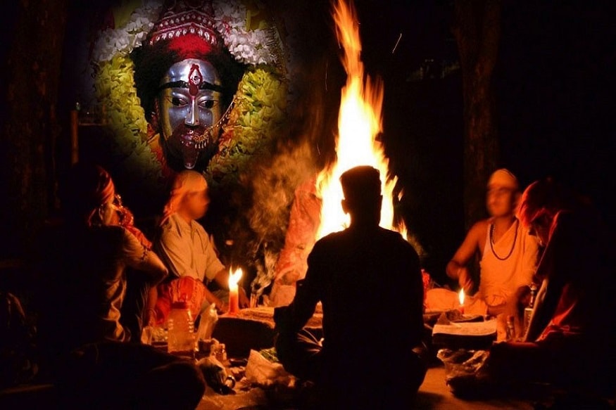 আজ কৌশিকী অমাবস্যা। সন্ধে ৬টা ২৯ মিনিটে পড়ছে অমাবস্যা। চলবে শুক্রবার বিকেল ৪টে ২৮ মিনিট পর্যন্ত। মা তারার আরেক নাম কৌশিকী। কথিত আছে, কৌশিকী রূপেই শুম্ভ নিশুম্ভকে বধ করেছিলেন মা তারা। ভক্তদের বিশ্বাস, এই তিথিতেই তারাপীঠের মহাশ্মশানের শ্বেতশিমূল গাছের তলায় বসে সাধনা করে সিদ্ধিলাভ করেছিলেন সাধক বামাক্ষ্যাপা। কৌশিকী অমাবস্যায় অশুভ শক্তির হাত থেকে বাঁচতে অবশ্যই এই নিয়মগুলি মেনে চলুন-- আজ কৌশিকী অমাবস্যা। সন্ধে ৬টা ২৯ মিনিটে পড়ছে অমাবস্যা। চলবে শুক্রবার বিকেল ৪টে ২৮ মিনিট পর্যন্ত। মা তারার আরেক নাম কৌশিকী। কথিত আছে, কৌশিকী রূপেই শুম্ভ নিশুম্ভকে বধ করেছিলেন মা তারা। ভক্তদের বিশ্বাস, এই তিথিতেই তারাপীঠের মহাশ্মশানের শ্বেতশিমূল গাছের তলায় বসে সাধনা করে সিদ্ধিলাভ করেছিলেন সাধক বামাক্ষ্যাপা। কৌশিকী অমাবস্যায় অশুভ শক্তির হাত থেকে বাঁচতে অবশ্যই এই নিয়মগুলি মেনে চলুন--