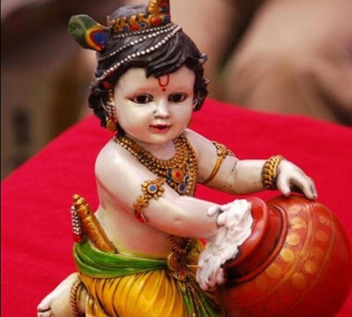 শ্রীকৃষ্ণের ১০৮টি নাম, জানা আছে সেই ১০৮টি নাম কী কী ? ছবি সংগৃহীত ৷   ১. শ্রীনন্দ অর্থাৎ শ্রীকৃষ্ণের পালিত বাবা তিনি রেখেছেন নন্দের নন্দন, ২. যশোদা পালিত মা তিনি রেখেছেন যাদু বাছাধন, ৩. উপানন্দ রেখেছেন সুন্দর গোপাল, ৪. ব্রজবালক নাম রেখেছেন ঠাকুর রাখাল, ৫. সুবল নাম রেখেছেন ঠাকুর কানাই, ৬. শ্রীদাম নাম রেখেছেন রাখাল রাজা ভাই, ৭. ননীচোরা নাম রেখেছেন যতেক গোপিনী, ৮. কালসোনা নাম রেখেছেন রাধা-বিনোদিনী, ৯. কুজ্বা নাম রেখেছেন পতিত-পাবন হরি ৷ ছবি সংগৃহীত ৷