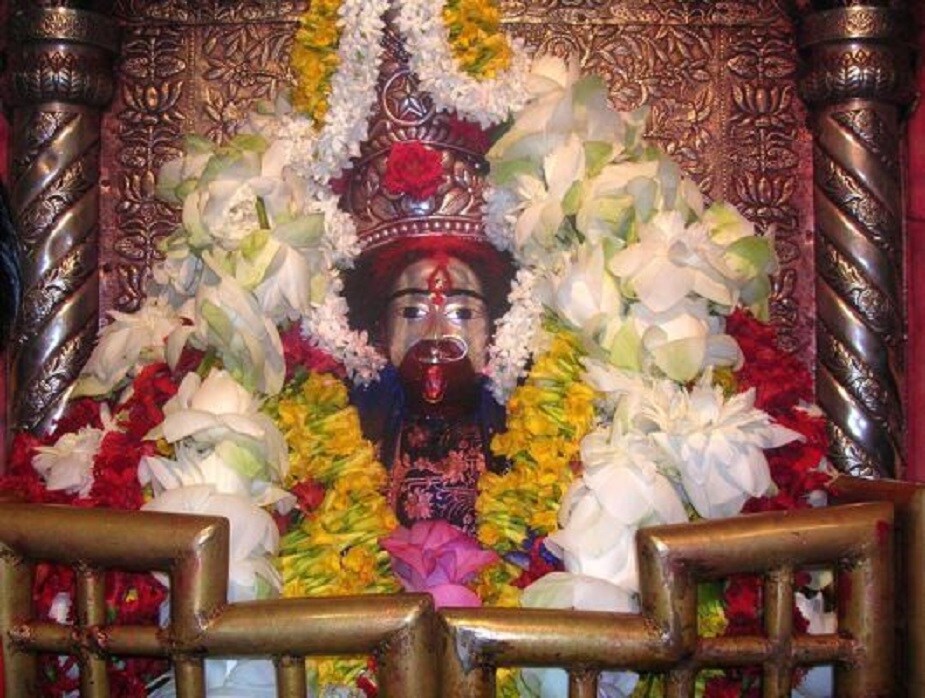 পুরাণ মতে, মা তারার আর্বিভাব ঘটেছিল সমুদ্র মন্থনের সময়। সমুদ্র গর্ভ থেকে উঠে আসা হলাহল পান করে মহাদেব অচৈতন্য হয়ে পড়েছিলেন। সেই সময় মা পার্বতী, তারা মায়ের রূপে সেখানে আর্বিভূত হয়ে দেবাদিদেবকে দুধ পান করান, মুহূর্তে ফিরে আসে শিব ঠাকুরের জ্ঞান। সেই থেকেই মায়ের এই বিশেষ রূপের অরাধনা হয়ে আসছে।Photo Source: Collected পুরাণ মতে, মা তারার আর্বিভাব ঘটেছিল সমুদ্র মন্থনের সময়। সমুদ্র গর্ভ থেকে উঠে আসা হলাহল পান করে মহাদেব অচৈতন্য হয়ে পড়েছিলেন। সেই সময় মা পার্বতী, তারা মায়ের রূপে সেখানে আর্বিভূত হয়ে দেবাদিদেবকে দুধ পান করান, মুহূর্তে ফিরে আসে শিব ঠাকুরের জ্ঞান। সেই থেকেই মায়ের এই বিশেষ রূপের অরাধনা হয়ে আসছে।Photo Source: Collected