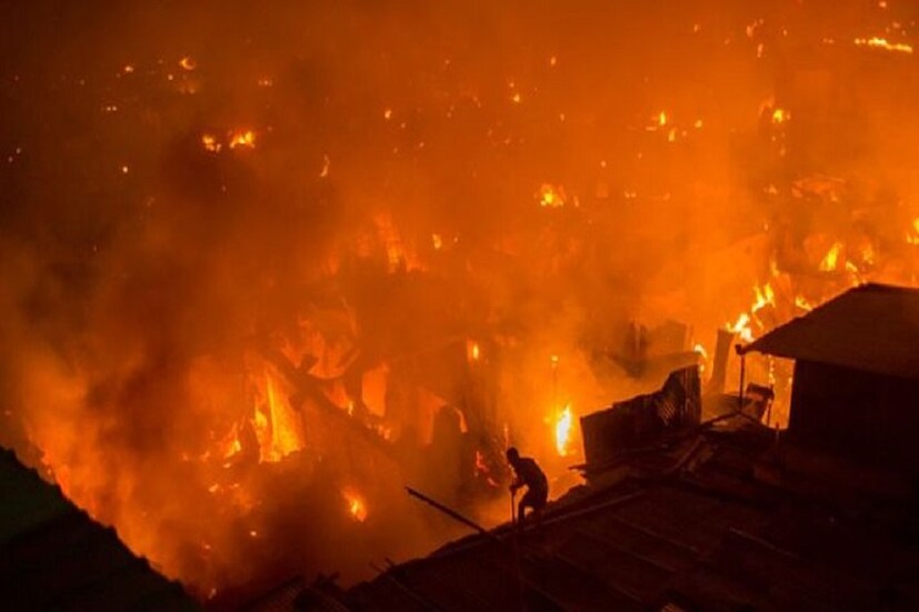  ♦ বিধ্বংসী অগ্নিকাণ্ডের ঘটনা ঘটল বাংলাদেশের রাজধানী ঢাকায়। চোখের নিমেষে ছাই হয়ে গেল বহু বাড়ি ৷ হুহু করে ছড়াতে থাকল আগুন ৷ গত শুক্রবার ঢাকার মীরপুর এলাকার একটি বস্তিতে আগুন লেগে যায় বলে খবর। আগুনের করাল গ্রাসে নিমেষেই ছারখার হয়ে গিয়েছে সমগ্র বস্তি এলাকা। 