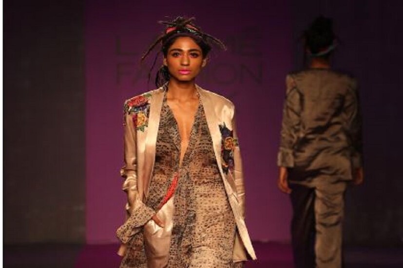  ল্যাকমে ফ্যাশন উইকে ফ্যাশন ডিজাইনার জুটি সক্সা ভাট ও কিন্নি কামাতের ডিজাইন করা পোশাকে যেন শুরু হল রং মিলন্তির খেলা ৷ 