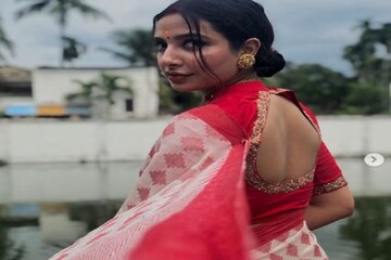 পিঠ খোলা ব্লাউজ, লাল পেড়ে শাড়িতে অন্যরূপে শুভশ্রী ! পিঠ খোলা ব্লাউজ, লাল পেড়ে শাড়িতে অন্যরূপে শুভশ্রী !