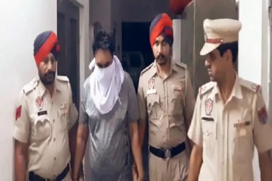 পঞ্জাবের অমৃতসরে সিভিল লাইন থানার পুলিশ সেনা্কর্মীর ভুয়ো ছদ্মবেশে থাকা এক ব্যক্তিকে গ্রেফতার করেছে। সেনার পোশাক পরিহিত অবস্থাতেই ওই ব্যক্তিকে গ্রেফতার করেছে পুলিশ । পঞ্জাবের অমৃতসরে সিভিল লাইন থানার পুলিশ সেনা্কর্মীর ভুয়ো ছদ্মবেশে থাকা এক ব্যক্তিকে গ্রেফতার করেছে। সেনার পোশাক পরিহিত অবস্থাতেই ওই ব্যক্তিকে গ্রেফতার করেছে পুলিশ ।