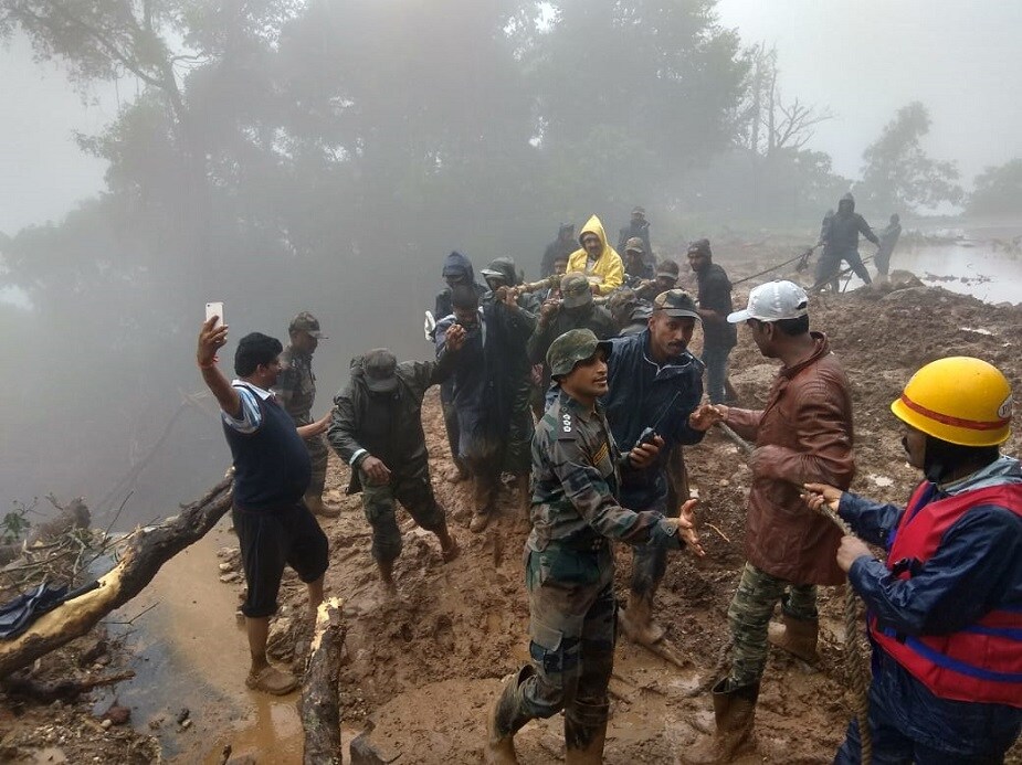 কর্ণাটকের রাস্তায় ধস। বিপর্যয় মোকাবিলায় তৎপর ভারতীয় সেনা বাহিনী। রবিবার কর্ণাটকের বন্যা পরিস্থিতি খতিয়ে দেখেন স্বরাষ্ট্রমন্ত্রী অমিত শাহ। ওয়াইনাডে যান কংগ্রেস সাংসদ রাহুল গান্ধি। কর্ণাটকের রাস্তায় ধস। বিপর্যয় মোকাবিলায় তৎপর ভারতীয় সেনা বাহিনী। রবিবার কর্ণাটকের বন্যা পরিস্থিতি খতিয়ে দেখেন স্বরাষ্ট্রমন্ত্রী অমিত শাহ। ওয়াইনাডে যান কংগ্রেস সাংসদ রাহুল গান্ধি।
