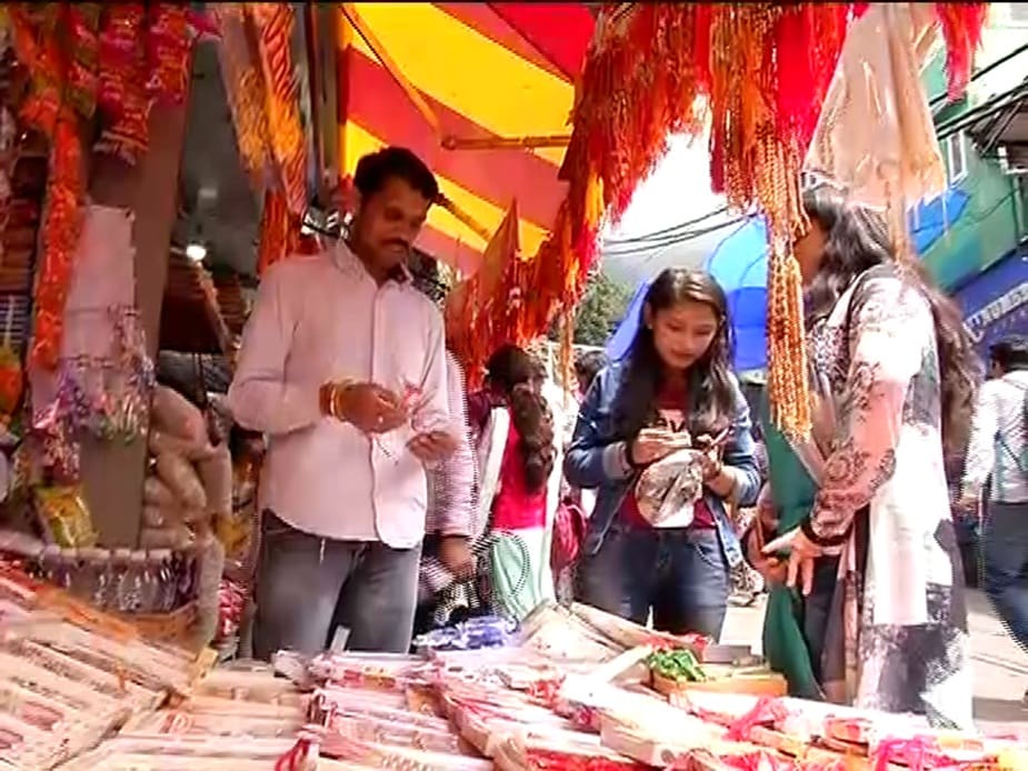 চলছে শেষ মুহূর্তেকর কেনাকাটা ৷ ভাইয়ের মুখে হাসি ফোটতে বোনেদের অক্লান্ত পরিশ্রম ৷ সব থেকে গুরুত্বপূর্ণ ৷ সংগৃহীত ছবি ৷ চলছে শেষ মুহূর্তেকর কেনাকাটা ৷ ভাইয়ের মুখে হাসি ফোটতে বোনেদের অক্লান্ত পরিশ্রম ৷ সব থেকে গুরুত্বপূর্ণ ৷ সংগৃহীত ছবি ৷