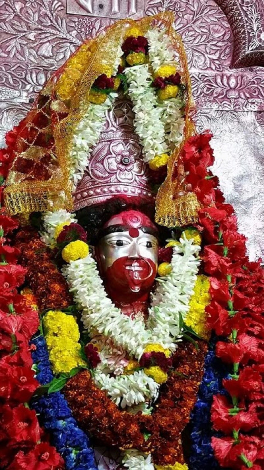 পুরাণ মতে, মায়ের শক্তি রূপের অরাধনা করার পাশাপাশি এক মনে ১০৮ বার তারা মন্ত্র জপ করলে দেবী প্রসন্ন হন। অর্থনৈতিক অভাব মিটে যায়, সামাজিক সম্মানও বৃদ্ধি পায়।Photo Source: Collected পুরাণ মতে, মায়ের শক্তি রূপের অরাধনা করার পাশাপাশি এক মনে ১০৮ বার তারা মন্ত্র জপ করলে দেবী প্রসন্ন হন। অর্থনৈতিক অভাব মিটে যায়, সামাজিক সম্মানও বৃদ্ধি পায়।Photo Source: Collected