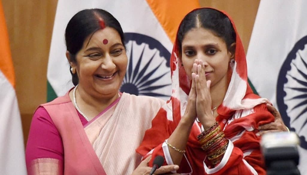 ২০ বছর আগে পাকিস্তানের লাহোর স্টেশনে সমঝোতা এক্সপ্রেস থেকে মূক-বধির গীতাকে পেয়েছিলেন পাক রেঞ্জার্সরা ৷ কিন্তু সাত-আট বছরের মূক ও বধির এই মেয়েটি, সেই সময় তাঁর পরিচয় জানতে পারেনি সেদেশের পুলিশ ৷ শেষপর্যন্ত তাঁর ঠাঁই হয় স্বেচ্ছাসেবী সংগঠন Edhi Foundation- এ ৷ পরে সুষমা স্বরাজের হস্তক্ষেপেই দীর্ঘ সময় পরে ঘরে ফিরতে সক্ষম হন গীতা ৷ ২০ বছর আগে পাকিস্তানের লাহোর স্টেশনে সমঝোতা এক্সপ্রেস থেকে মূক-বধির গীতাকে পেয়েছিলেন পাক রেঞ্জার্সরা ৷ কিন্তু সাত-আট বছরের মূক ও বধির এই মেয়েটি, সেই সময় তাঁর পরিচয় জানতে পারেনি সেদেশের পুলিশ ৷ শেষপর্যন্ত তাঁর ঠাঁই হয় স্বেচ্ছাসেবী সংগঠন Edhi Foundation- এ ৷ পরে সুষমা স্বরাজের হস্তক্ষেপেই দীর্ঘ সময় পরে ঘরে ফিরতে সক্ষম হন গীতা ৷