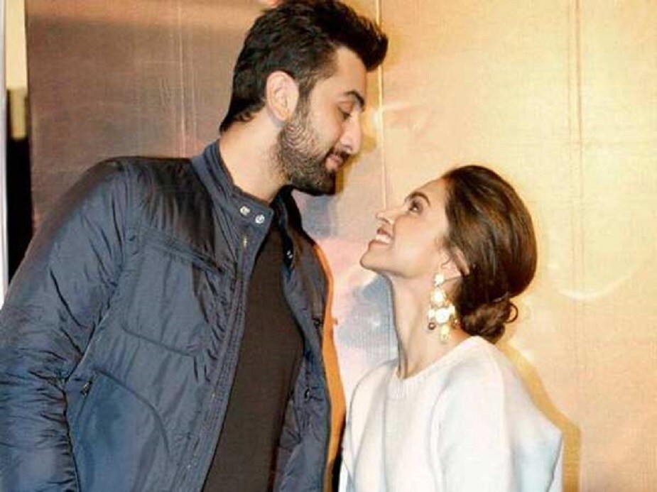 'পদ্মাবতী' স্টার আরও বলেন, '' আমি ওকে হাতেনাতে ধরে ফেললাম একদিন। সহ্য করতে পারিনি... মেনে নিতে পারিনি দ্বিতীয় সুযোগ দেওয়ার পরও ও এইভাবে আমার বিশ্বাস ভাঙবে! ওর থেকে দূরে চলে গেলাম। খুব কষ্ট হত! প্রচণ্ড কাঁদতাম! কিন্তু একটা সময়ে অনুভব করলাম, ও ছাড়াও আমার জীবনে আরও অনেক কিছু আছে, আরও অনেকে আছে!'' 'পদ্মাবতী' স্টার আরও বলেন, '' আমি ওকে হাতেনাতে ধরে ফেললাম একদিন। সহ্য করতে পারিনি... মেনে নিতে পারিনি দ্বিতীয় সুযোগ দেওয়ার পরও ও এইভাবে আমার বিশ্বাস ভাঙবে! ওর থেকে দূরে চলে গেলাম। খুব কষ্ট হত! প্রচণ্ড কাঁদতাম! কিন্তু একটা সময়ে অনুভব করলাম, ও ছাড়াও আমার জীবনে আরও অনেক কিছু আছে, আরও অনেকে আছে!''