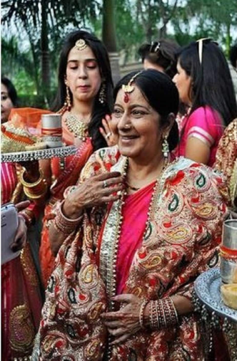 ♦ লোদিঘাটে হাজির সমস্ত রাজনৈতিক ব্যক্তিত্ব ৷ হাজির তাঁর স্বামী ও মেয়ে ৷ গায়ন্ত্রী মন্ত্রোচ্চারণের মাধ্যমে চলছে অন্ত্যেষ্টিক্রিয়া ৷-ফাইল চিত্র ৷ ♦ লোদিঘাটে হাজির সমস্ত রাজনৈতিক ব্যক্তিত্ব ৷ হাজির তাঁর স্বামী ও মেয়ে ৷ গায়ন্ত্রী মন্ত্রোচ্চারণের মাধ্যমে চলছে অন্ত্যেষ্টিক্রিয়া ৷-ফাইল চিত্র ৷