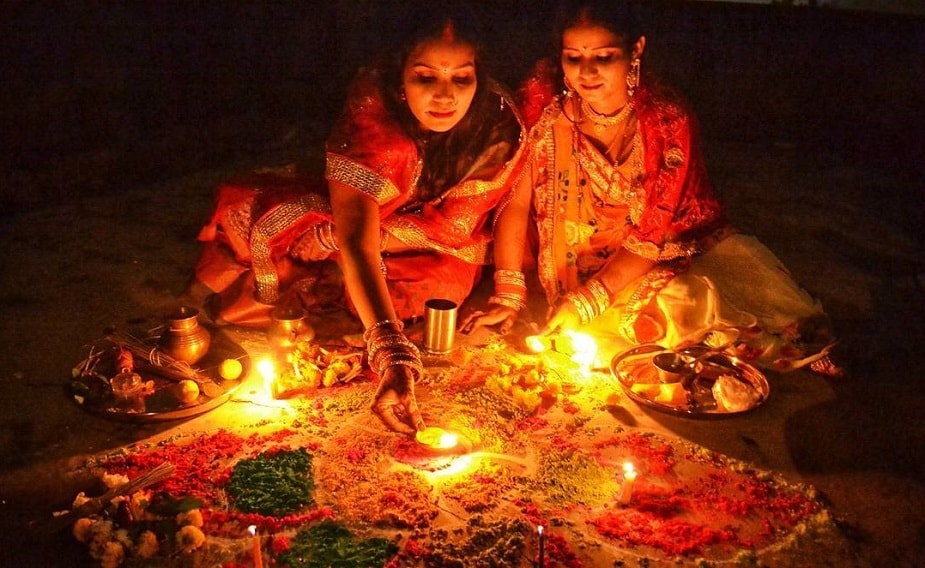 লক্ষ্মীপুজোয় কখনই তুলসি পাতা ব্যবহার করবেন না ৷ পুরাণ মতে মা লক্ষ্মীর সতীন মা তুলসি তাই এই পুজোয় তুলসিপাতা প্রয়োজন হয়না ৷ ছবি সংগৃহীত ৷ লক্ষ্মীপুজোয় কখনই তুলসি পাতা ব্যবহার করবেন না ৷ পুরাণ মতে মা লক্ষ্মীর সতীন মা তুলসি তাই এই পুজোয় তুলসিপাতা প্রয়োজন হয়না ৷ ছবি সংগৃহীত ৷