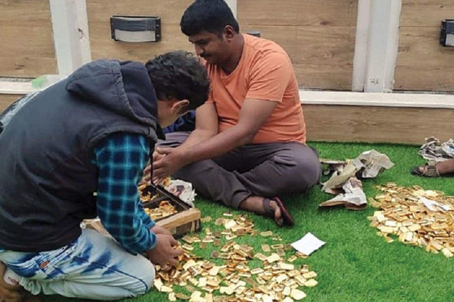 ♦ কর্নাটকের পন্জি স্কিম ‘আইএমএ’র কর্ণধার মহম্মদ মনসুর খানের বেঙ্গালুরুর একটি ভবনে অভিযান চালিয়ে এমনই ‘গুপ্তধন’-এর সন্ধান পেল কর্নাটকের বিশেষ তদন্তকারী দল। জানা গিয়েছে, ছ’তলার উপরের সেই সুইমিং পুলেই নাকি রাখা ছিল ওই বিপুল পরিমাণে সোনা ♦ কর্নাটকের পন্জি স্কিম ‘আইএমএ’র কর্ণধার মহম্মদ মনসুর খানের বেঙ্গালুরুর একটি ভবনে অভিযান চালিয়ে এমনই ‘গুপ্তধন’-এর সন্ধান পেল কর্নাটকের বিশেষ তদন্তকারী দল। জানা গিয়েছে, ছ’তলার উপরের সেই সুইমিং পুলেই নাকি রাখা ছিল ওই বিপুল পরিমাণে সোনা