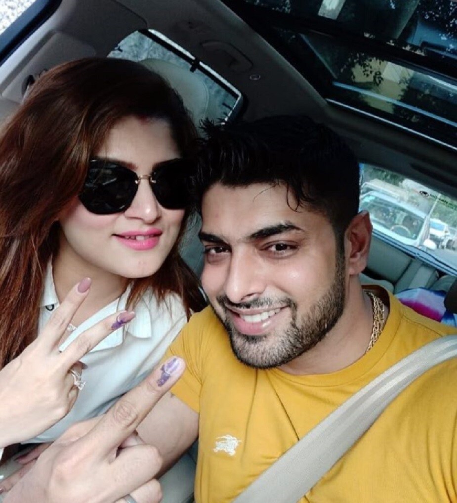 ♦ এরপরেই চারহাত এক করার সিদ্ধান্ত নিয়ে ফেলেন টলি অভিনেত্রী শ্রাবন্তী চট্টোপাধ্যায় এবং রোশন সিং ৷ এরপর অমৃতসরের গুরুদ্বারে চার হাত এক হয় শ্রাবন্তী-রোশনের ৷ ছবি: ইনস্টাগ্রাম ৷ ♦ এরপরেই চারহাত এক করার সিদ্ধান্ত নিয়ে ফেলেন টলি অভিনেত্রী শ্রাবন্তী চট্টোপাধ্যায় এবং রোশন সিং ৷ এরপর অমৃতসরের গুরুদ্বারে চার হাত এক হয় শ্রাবন্তী-রোশনের ৷ ছবি: ইনস্টাগ্রাম ৷