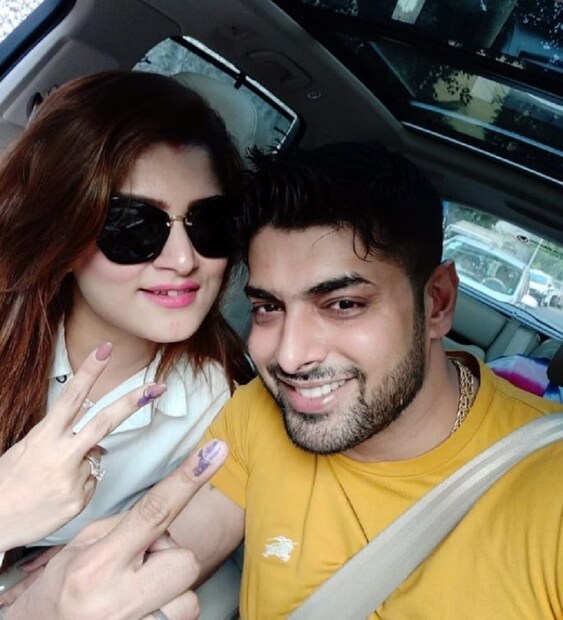 ♦ এরপরেই চারহাত এক করার সিদ্ধান্ত নিয়ে ফেলেন টলি অভিনেত্রী শ্রাবন্তী চট্টোপাধ্যায় এবং রোশন সিং ৷ এরপর অমৃতসরের গুরুদ্বারে চার হাত এক হয় শ্রাবন্তী-রোশনের ৷ ছবি: ইনস্টাগ্রাম ৷