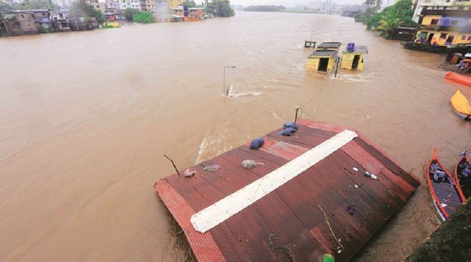 ♦ এখনও পর্যন্ত বন্যার জেরে এই রাজ্যে ৪০ জনের মৃত্যুর খবর পাওয়া গিয়েছে। গৃহহারা হয়ে প্রায় ৪ লক্ষ মানুষ আশ্রয় নিয়েছে বিভিন্ন ক্যাম্পে। ♦ এখনও পর্যন্ত বন্যার জেরে এই রাজ্যে ৪০ জনের মৃত্যুর খবর পাওয়া গিয়েছে। গৃহহারা হয়ে প্রায় ৪ লক্ষ মানুষ আশ্রয় নিয়েছে বিভিন্ন ক্যাম্পে।