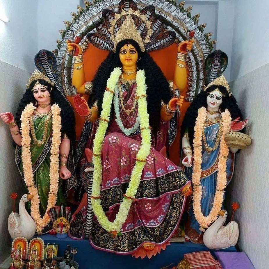 ♦ আষাঢ় মাসের পূর্ণিমার পর যে পঞ্চমী তিথি (শ্রাবণ), তাকে নাগপঞ্চমী বলে। নাগপঞ্চমীতে উঠানে সিজগাছ স্থাপন করে মনসা পূজা করা হয়। ভাদ্র মাসের কৃষ্ণা পঞ্চমী পর্যন্ত পূজা করার বিধান আছে। বাংলাদেশ ও পশ্চিমবঙ্গে এক মাস যাবত্ পূজা করে পূজা সমাপনান্তে বিশেষ পুজো করা হয় অথবা শুধুমাত্র শেষ দিনে পুরোহিত দ্বারা পূজা করা হয়। ♦ আষাঢ় মাসের পূর্ণিমার পর যে পঞ্চমী তিথি (শ্রাবণ), তাকে নাগপঞ্চমী বলে। নাগপঞ্চমীতে উঠানে সিজগাছ স্থাপন করে মনসা পূজা করা হয়। ভাদ্র মাসের কৃষ্ণা পঞ্চমী পর্যন্ত পূজা করার বিধান আছে। বাংলাদেশ ও পশ্চিমবঙ্গে এক মাস যাবত্ পূজা করে পূজা সমাপনান্তে বিশেষ পুজো করা হয় অথবা শুধুমাত্র শেষ দিনে পুরোহিত দ্বারা পূজা করা হয়।