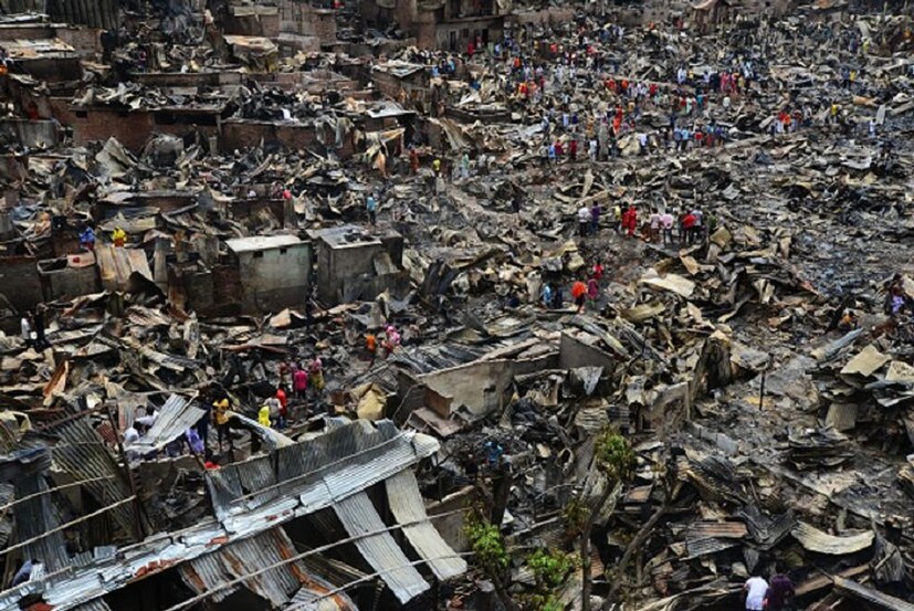 ♦ একটি আন্তর্জাতিক সংবাদমাধ্যম সূত্রে খবর ভয়াবহ এই অগ্নিকাণ্ডের জেরে ধ্বংস হয়ে গিয়েছে বস্তির প্রায় ১৫ হাজার ঘর এবং গৃহহীন প্রায় ৫০,০০০ মানুষ। উত্তর ঢাকা সিটি কর্পোরেশনের তরফে জানানো হয়েছে, ভয়াবহ এই দুর্ঘটনায়  যে সব মানুষ মাথার ওপর থেকে ছাদটুকু হারিয়েছেন তাঁদের অস্থায়ী আশ্রয়কেন্দ্রের ব্যবস্থা করা হয়েছে, যতক্ষণ না তাঁদের পুনর্বাসনের ব্যবস্থা হচ্ছে। 