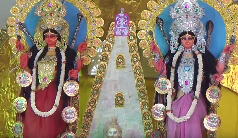 ♦ কিন্তু এখানে আমিষ ভোগও দেওয়া হয়। পাঁঠার মাংস, ইলিশ, রুই, কাতলা, চিতল, পাবদা দিয়ে দেবীকে ভোগ দেওয়া হয়। তবে এই ভোগ সকলের সমক্ষে দেওয়া হয় না। এটা রাজ পরিবার একান্ত গোপনে করে থাকে। পুজো করেন রাজ পুরোহিত শিবু ঘোষাল। ♦ কিন্তু এখানে আমিষ ভোগও দেওয়া হয়। পাঁঠার মাংস, ইলিশ, রুই, কাতলা, চিতল, পাবদা দিয়ে দেবীকে ভোগ দেওয়া হয়। তবে এই ভোগ সকলের সমক্ষে দেওয়া হয় না। এটা রাজ পরিবার একান্ত গোপনে করে থাকে। পুজো করেন রাজ পুরোহিত শিবু ঘোষাল।