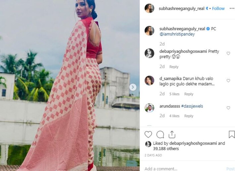  তবে শুধু একা নয়, ইনস্টাগ্রামে স্বামী রাজের সঙ্গেও ছবি শেয়ার করলেন শুভশ্রী ৷ শেয়ার করলেন পরিবারের সঙ্গে নিজের ছবি ৷ 
