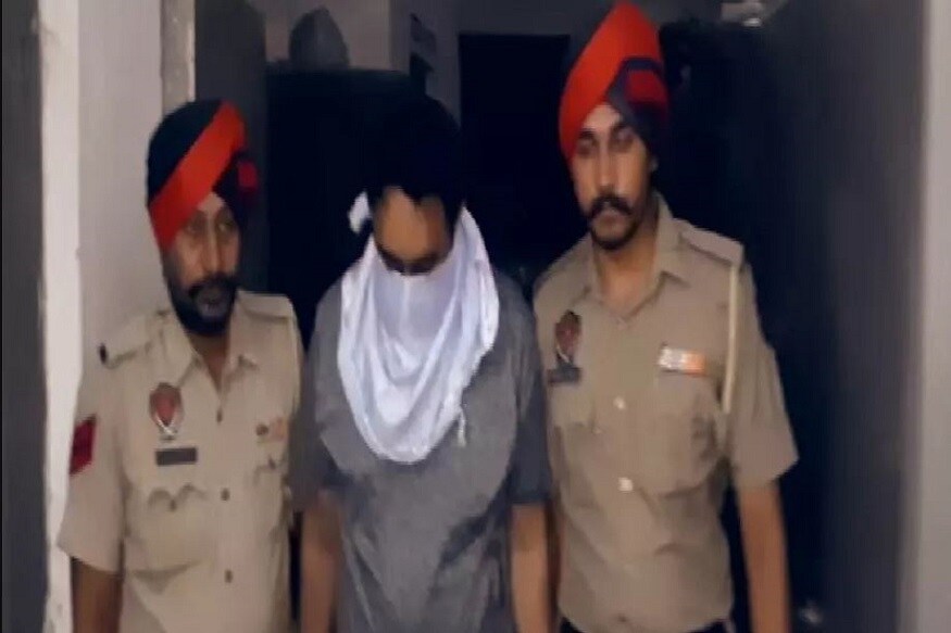 তার কাছে দুটি সেনার ইউনিফর্ম, ভুয়ো পরিচয়পত্র, আর্মি ব্যাচ ও অন্যান্য নথি বাজেয়াপ্ত করা হয়েছে । ঘটনার তদন্ত শুরু করেছে পুলিশ। তার কাছে দুটি সেনার ইউনিফর্ম, ভুয়ো পরিচয়পত্র, আর্মি ব্যাচ ও অন্যান্য নথি বাজেয়াপ্ত করা হয়েছে । ঘটনার তদন্ত শুরু করেছে পুলিশ।