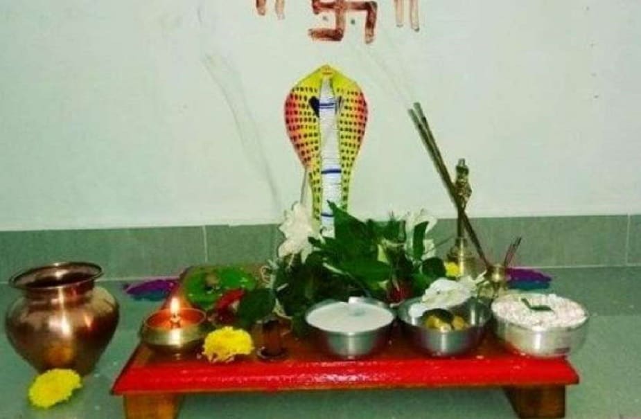 ♦ এই সর্পোপাসনার উৎস কোথায়, খোঁজ নিতে বসলে প্রথমেই চোখ যায় পুরাণ ও মহাকাব্যের দিকে। তার পরে আসা যেতে পারে এর সামাজিক ও নৃতাত্ত্বিক ব্যাখ্যায়। ♦ এই সর্পোপাসনার উৎস কোথায়, খোঁজ নিতে বসলে প্রথমেই চোখ যায় পুরাণ ও মহাকাব্যের দিকে। তার পরে আসা যেতে পারে এর সামাজিক ও নৃতাত্ত্বিক ব্যাখ্যায়।