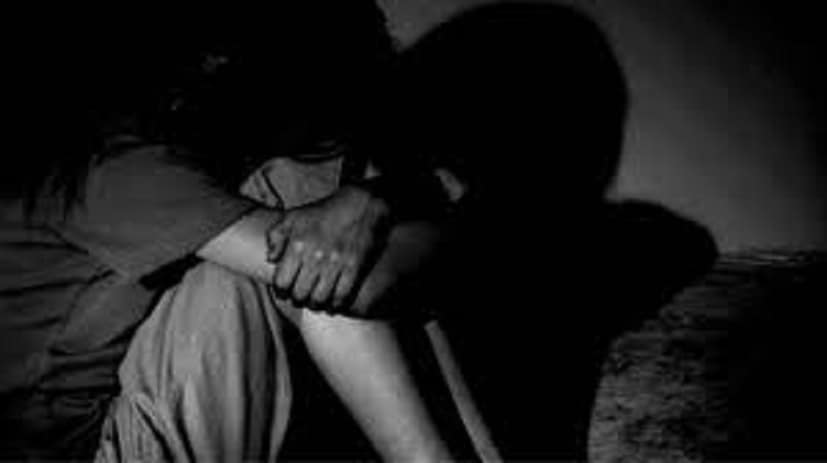 ♦ মহিলার অভিযোগ, অসুস্থ মাকে দেখতে ওই গৃহবধূ সিলেট থেকে খুলনায় এসেছিলেন। সেখান থেকে যশোরে ভাইয়ের বাড়িতে গিয়েছিলেন তিনি। খুলনায় ফেরার পথে মোবাইল চুরির অভিযোগ ওঠে৷