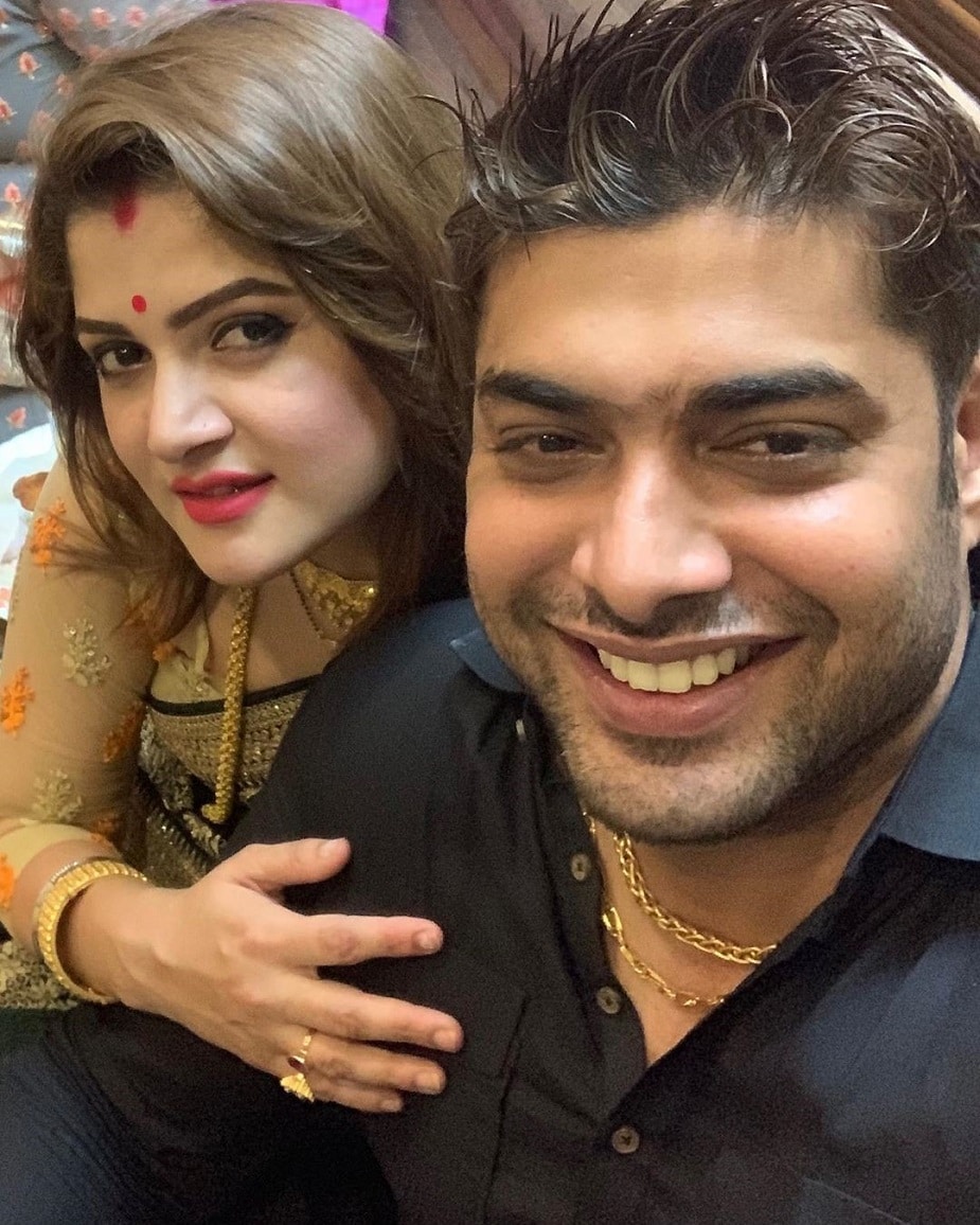 ♦ নায়িকার আগের দুই বিয়ের অভিজ্ঞতা ভাল নয় ৷ তবে ইন্ডাস্ট্রির অন্দরে খবর রোশন তাঁর নায়িকা স্ত্রীকে চোখে হারান ৷ এখন তাঁদের সুখের সংসার ৷ আর স্বামী রোশনকেও ভীষণ ভালোবাসেন শ্রাবন্তী ৷ ছবি: ইনস্টাগ্রাম ৷ ♦ নায়িকার আগের দুই বিয়ের অভিজ্ঞতা ভাল নয় ৷ তবে ইন্ডাস্ট্রির অন্দরে খবর রোশন তাঁর নায়িকা স্ত্রীকে চোখে হারান ৷ এখন তাঁদের সুখের সংসার ৷ আর স্বামী রোশনকেও ভীষণ ভালোবাসেন শ্রাবন্তী ৷ ছবি: ইনস্টাগ্রাম ৷
