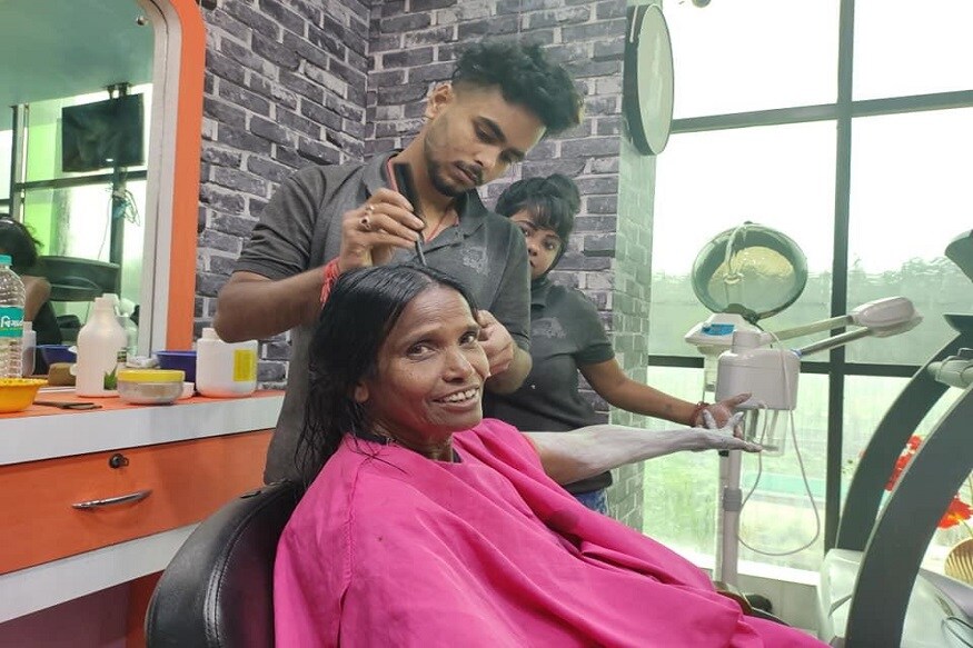 রানাঘাট স্টেশনে গান গেয়ে ভিক্ষা করে খেতেন রানু মন্ডল। মানসিক ভারসাম্যও হারিয়েছেন কিছুটা। অনেক কিছুই মনে করতে পারতেন না। মেয়েরা বিয়ের পর আর আসেনা মায়ের কাছে। কিন্তু এই মহিলাই অনায়াসে গেয়ে ফেলেন হিরা কি তামান্না হ্যায় কে পান্না মুঝে মিল যায়ের মতো হাজার একটা লতার গাওয়া গান।photo source facebook রানাঘাট স্টেশনে গান গেয়ে ভিক্ষা করে খেতেন রানু মন্ডল। মানসিক ভারসাম্যও হারিয়েছেন কিছুটা। অনেক কিছুই মনে করতে পারতেন না। মেয়েরা বিয়ের পর আর আসেনা মায়ের কাছে। কিন্তু এই মহিলাই অনায়াসে গেয়ে ফেলেন হিরা কি তামান্না হ্যায় কে পান্না মুঝে মিল যায়ের মতো হাজার একটা লতার গাওয়া গান।photo source facebook
