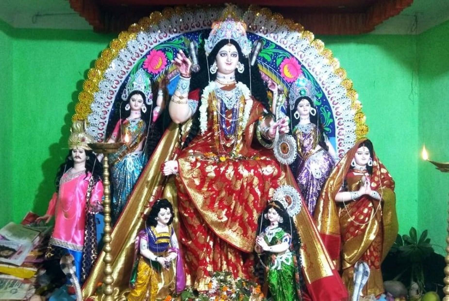 ♦ বর্ষাকাল চলছে ৷ আর এই বর্ষাকালে সাপেদের উপদ্রপ প্রচণ্ড বেশি ৷ যাতে সর্পাঘাত না হয়, তাই মনসাদেবীর পূজার প্রচলন তো বাংলায় বহুদিন আগেই হয়েছে ৷ তবে মনসাদেবীর পুজোর অত্যন্ত নিয়ম মেনে, নিষ্ঠার সহকারে করতে হয় ৷ ♦ বর্ষাকাল চলছে ৷ আর এই বর্ষাকালে সাপেদের উপদ্রপ প্রচণ্ড বেশি ৷ যাতে সর্পাঘাত না হয়, তাই মনসাদেবীর পূজার প্রচলন তো বাংলায় বহুদিন আগেই হয়েছে ৷ তবে মনসাদেবীর পুজোর অত্যন্ত নিয়ম মেনে, নিষ্ঠার সহকারে করতে হয় ৷