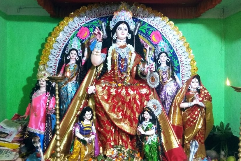  ♦ মনসা হলেন জরুৎকারু মুনির পত্নী, আস্তিক মুনির মাতা এবং বাসুকির ভগ্নী। মনসা মঙ্গলে রয়েছে, চাঁদ সদাগর তাঁর গৃহিণী সনকার স্থাপিত ঘট পদাঘাতে ভেঙে দেন। পরে পুজো করেন। অষ্ট অঙ্গ সম্পন্ন পরিপূর্ণ একটি মানবীরূপে দেবী মনসার রূপলাভ ঘটেছে অনেক পরে।