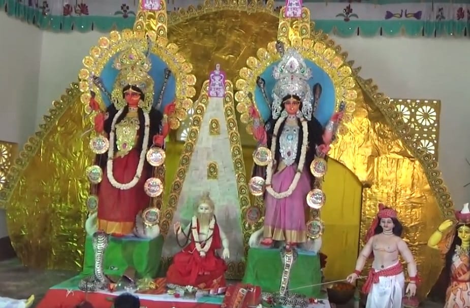 ♦ রাজ পরিবারের এই মনসা পুজোকে ঘিরে স্থানীয় মানুষের উদ্দীপনাও কম নয়। রাজবাড়ি চত্বরে বসেছে তিনদিনের মনসা মেলা। বৈকুণ্ঠপুর রাজ পরিবারের সদস্য প্রণত বোস জানিয়েছেন, ‘‘রাজ পরিবারের দুর্গা পুজো আর মনসা পুজোর বয়স প্রায় এক। রাজবাড়ির মণ্ডপেই মনসা দেবীর বিগ্রহ তৈরি হয়। পুজোর পরে নৌকায় করে রাজবাড়ির দিঘিতে বিসর্জন দেওয়া হয় দেবীকে। ♦ রাজ পরিবারের এই মনসা পুজোকে ঘিরে স্থানীয় মানুষের উদ্দীপনাও কম নয়। রাজবাড়ি চত্বরে বসেছে তিনদিনের মনসা মেলা। বৈকুণ্ঠপুর রাজ পরিবারের সদস্য প্রণত বোস জানিয়েছেন, ‘‘রাজ পরিবারের দুর্গা পুজো আর মনসা পুজোর বয়স প্রায় এক। রাজবাড়ির মণ্ডপেই মনসা দেবীর বিগ্রহ তৈরি হয়। পুজোর পরে নৌকায় করে রাজবাড়ির দিঘিতে বিসর্জন দেওয়া হয় দেবীকে।