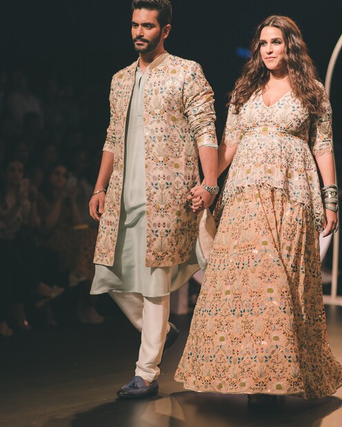 • প্রেগন্যান্সির সময়ও চুটিয়ে কাজ করে গিয়েছেন সুপার মম নেহা ৷ মেহরের জন্মের পরেও খুব বেশিদিন কাজ থেকে দূরে সরে থাকেননি ৷ বরাবরই মাতৃত্বকালীন মেয়েদের সমস্যা ও সমাজের বিধি নিষেধগুলো নিয়ে মুখ খুলেছেন নেহা ৷ কিন্তু বডি শেমিং করতে গিয়ে তাঁকেও বাদ দিলেন না ট্রোলাররা ৷ ছবি: ইনস্টাগ্রাম ৷