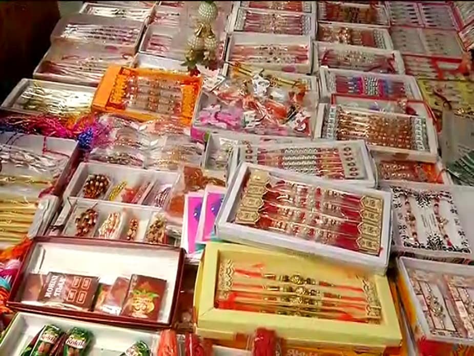 শুধুই রাখী নয় ভাইয়েদের জন্য নানান রকমের উপহারের দিয়ে কীভাবে মন জয় করা যায় সেই দিকেই নজর দিয়েছেন বোনেরা ৷ সংগৃহীত ছবি ৷ শুধুই রাখী নয় ভাইয়েদের জন্য নানান রকমের উপহারের দিয়ে কীভাবে মন জয় করা যায় সেই দিকেই নজর দিয়েছেন বোনেরা ৷ সংগৃহীত ছবি ৷