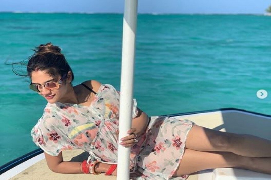 তবে এখন না অভিনেত্রী, না তৃণমূল সাংসদ ৷ বরং এই সময়টা নুসরত পুরোটাই নিখিলের স্ত্রী ৷ আর তাই তো সব ব্যস্ততার মাঝেই মরিশাসে হানিমুনে মত্ত নুসরত ৷ Photo: Instagram তবে এখন না অভিনেত্রী, না তৃণমূল সাংসদ ৷ বরং এই সময়টা নুসরত পুরোটাই নিখিলের স্ত্রী ৷ আর তাই তো সব ব্যস্ততার মাঝেই মরিশাসে হানিমুনে মত্ত নুসরত ৷ Photo: Instagram
