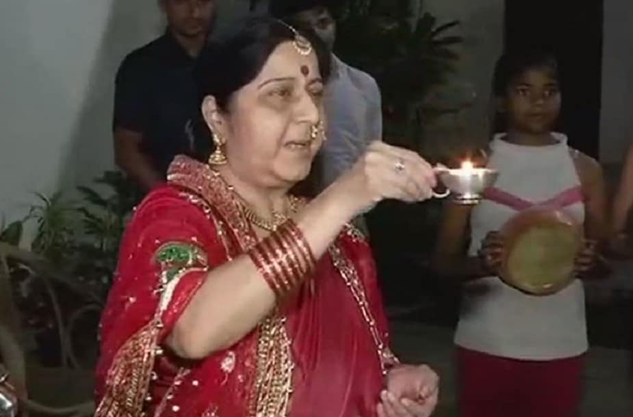 ♦ এমনকী আর পাঁচজন ভারতীয় মহিলাদের মধ্যেও বিভিন্ন ধরনের স্ত্রী-আচার পালন করে মেতে উঠতেন করবাচৌথের উৎসবে ৷ আসলে তাঁর স্বামীর প্রতি সুষমা স্বরাজের ছিল অমোঘ ভালোবাসা ৷ আর সেই কারণে এই উৎসবটি তিনি নিষ্ঠার সঙ্গে পালনে করতেন ৷-ফাইল চিত্র ৷ ♦ এমনকী আর পাঁচজন ভারতীয় মহিলাদের মধ্যেও বিভিন্ন ধরনের স্ত্রী-আচার পালন করে মেতে উঠতেন করবাচৌথের উৎসবে ৷ আসলে তাঁর স্বামীর প্রতি সুষমা স্বরাজের ছিল অমোঘ ভালোবাসা ৷ আর সেই কারণে এই উৎসবটি তিনি নিষ্ঠার সঙ্গে পালনে করতেন ৷-ফাইল চিত্র ৷