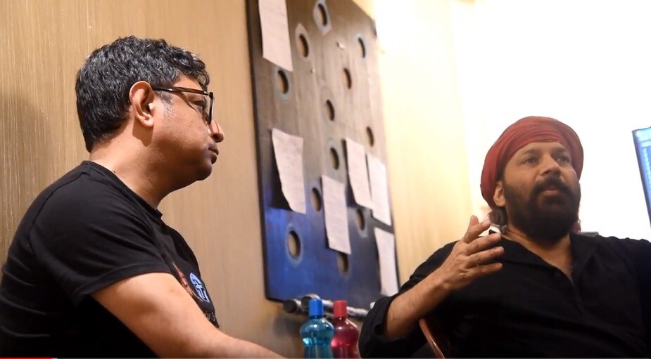 ♦ ‘পূর্ব পশ্চিম দক্ষিণ উত্তর আসবেই’ছবিতে ব্যবহৃত হবে মোট তিনটি গান। প্রথম গানটি রেকর্ড করেছেন অর্ক মুখোপাধ্যায় ৷ দ্বিতীয় গানটি রেকর্ড করলেন জাতীয় পুরস্কারপ্রাপ্ত সঙ্গীতশিল্পী রূপঙ্কর বাগচী ৷ -নিজস্ব চিত্র ৷ ♦ ‘পূর্ব পশ্চিম দক্ষিণ উত্তর আসবেই’ছবিতে ব্যবহৃত হবে মোট তিনটি গান। প্রথম গানটি রেকর্ড করেছেন অর্ক মুখোপাধ্যায় ৷ দ্বিতীয় গানটি রেকর্ড করলেন জাতীয় পুরস্কারপ্রাপ্ত সঙ্গীতশিল্পী রূপঙ্কর বাগচী ৷ -নিজস্ব চিত্র ৷