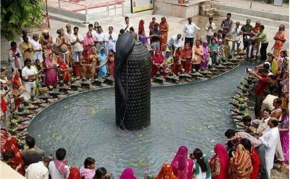 ♦ সন্ধ্যার সময় আরতি অবশ্যই করবেন ৷ আর সে সময় পাঠ করবেন-‘ওঁ গুহ্যাতিগুহ্যগোপ্তা ত্বং গৃহাণাস্মৎকৃতং জপম্। সিদ্ধির্ভবতু মে দেব ত্বৎপ্রসাদান্মহেশ্বর।’ ♦ সন্ধ্যার সময় আরতি অবশ্যই করবেন ৷ আর সে সময় পাঠ করবেন-‘ওঁ গুহ্যাতিগুহ্যগোপ্তা ত্বং গৃহাণাস্মৎকৃতং জপম্। সিদ্ধির্ভবতু মে দেব ত্বৎপ্রসাদান্মহেশ্বর।’