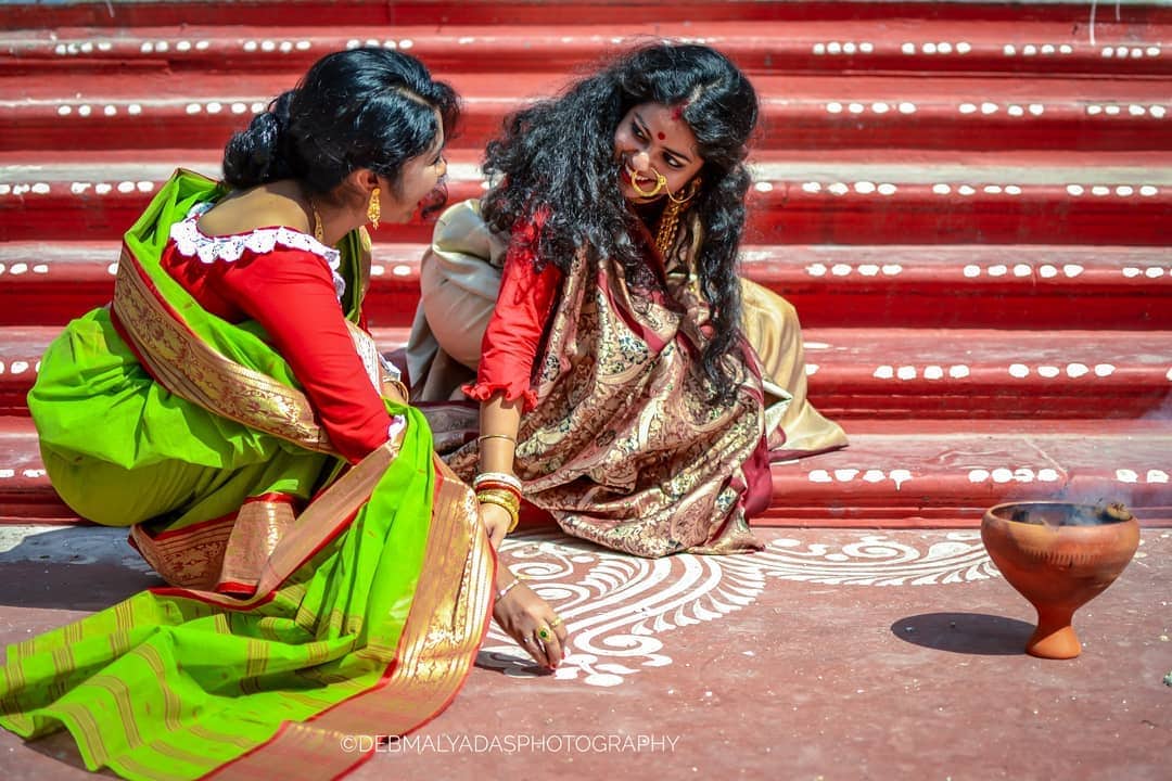 • লক্ষ্মী পুজোর আগে অবশ্যই আলপানা দেবেন ও তাতে লক্ষ্মীর পা আঁকবেন ৷ মঙ্গল ঘটের পাশে অবশ্যই পা আঁকবেন ৷ ছবি: Instagram\Debmalya Das • লক্ষ্মী পুজোর আগে অবশ্যই আলপানা দেবেন ও তাতে লক্ষ্মীর পা আঁকবেন ৷ মঙ্গল ঘটের পাশে অবশ্যই পা আঁকবেন ৷ ছবি: Instagram\Debmalya Das