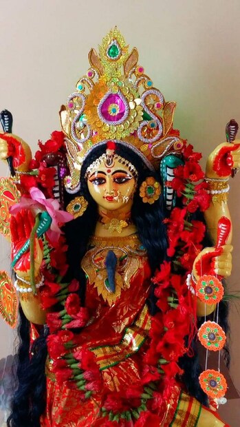 ♦ শ্রাবণ মাসে আমাদের রাজ্যে যে মনসা মূর্তিতে পুজো করা হয় তা তাঁর মানবীমূর্তি নয়। তা পাঁচ বা সাতটি সাপের মুণ্ডের সমাহার। মনসাবৃক্ষেও পুজো প্রচলিত রয়েছে। সাপের রূপের পুজো উপাসনাও চলে কোথাও কোথাও। সাপ এখানে দেবী মনসার বাহন নয়, নিজেই দেবতা। মনসা উত্তর এবং দক্ষিণবঙ্গে ব্যাপক ভাবে পূজিতা দেবী। উত্তরবঙ্গে বাড়িতে যে কোনও শুভ অনুষ্ঠানে বিষহরির বন্দনা চাই। রাঢ় অঞ্চলে মনসা পুজোয় হয় ‘ঝাপান’ অনুষ্ঠান। মল্ল রাজধানী বিষ্ণুপুরে ‘মনসার ঝাপান’ বিখ্যাত। শ্রাবণ মাসের নাগ পঞ্চমী তিথি, শ্রাবণ সংক্রান্তি ও অন্যান্য দিনে হয় মনসার পুজো। ব্রহ্মবৈবর্ত পুরাণের মতে মনসা পুজো করলে মেলে পাঁচটি অলৌকিক ফল—