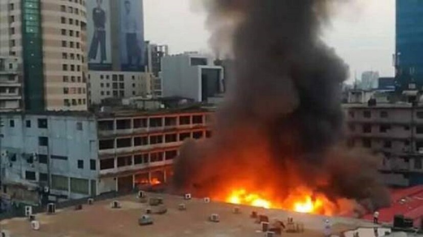 ♦ জানা গিয়েছে ওই বস্তি এলাকায় বসবাসকাসরী বেশিরভাগ মানুষই আর্থিকভাবে দুর্বল। কেউ দিনমজুর, কেউ বা কলকারখানার শ্রমিক। ভয়াল অগ্নিকাণ্ডের জেরে তাঁদের যে পরিমাণ ক্ষতি হয়েছে তার মধ্যে থেকে কিছুটা বাঁচানোর আশায় এদিন খবর পেয়ে ছুটে এসেছিল কিছু মানুষ। 