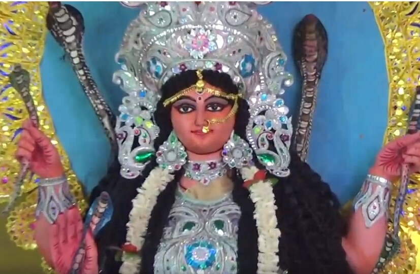♦ তিন দিন ধরে চলা পূজোতে একেক দিন একেক রকম ভোগ দেওয়া হয় দেবীকে। একদিন পোলাও, একদিন ভাত, একদিন খিচুড়ি। সঙ্গে মাছ আর মাংস। 
