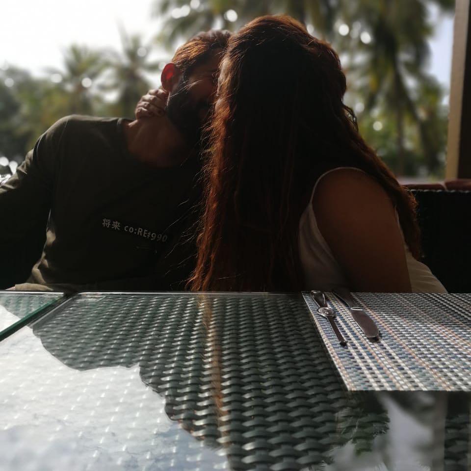 • কিন্তু তারপর থেকেই সোশ্যাল মিডিয়ায় মাহির ফিগার নিয়ে শুরু হয়ে গিয়েছে জোর সমালোচনা ৷ মাহি ওয়েট পুন অন করায় অনেক তীর্যক সন্তব্যও ধেয়ে এসেছে তাঁর দিকে ৷ ছবি: ইনস্টাগ্রাম ৷ • কিন্তু তারপর থেকেই সোশ্যাল মিডিয়ায় মাহির ফিগার নিয়ে শুরু হয়ে গিয়েছে জোর সমালোচনা ৷ মাহি ওয়েট পুন অন করায় অনেক তীর্যক সন্তব্যও ধেয়ে এসেছে তাঁর দিকে ৷ ছবি: ইনস্টাগ্রাম ৷