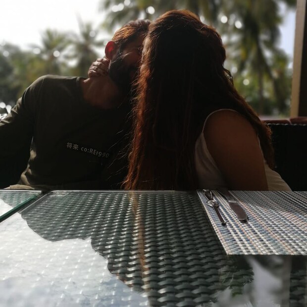 • কিন্তু তারপর থেকেই সোশ্যাল মিডিয়ায় মাহির ফিগার নিয়ে শুরু হয়ে গিয়েছে জোর সমালোচনা ৷ মাহি ওয়েট পুন অন করায় অনেক তীর্যক সন্তব্যও ধেয়ে এসেছে তাঁর দিকে ৷ ছবি: ইনস্টাগ্রাম ৷