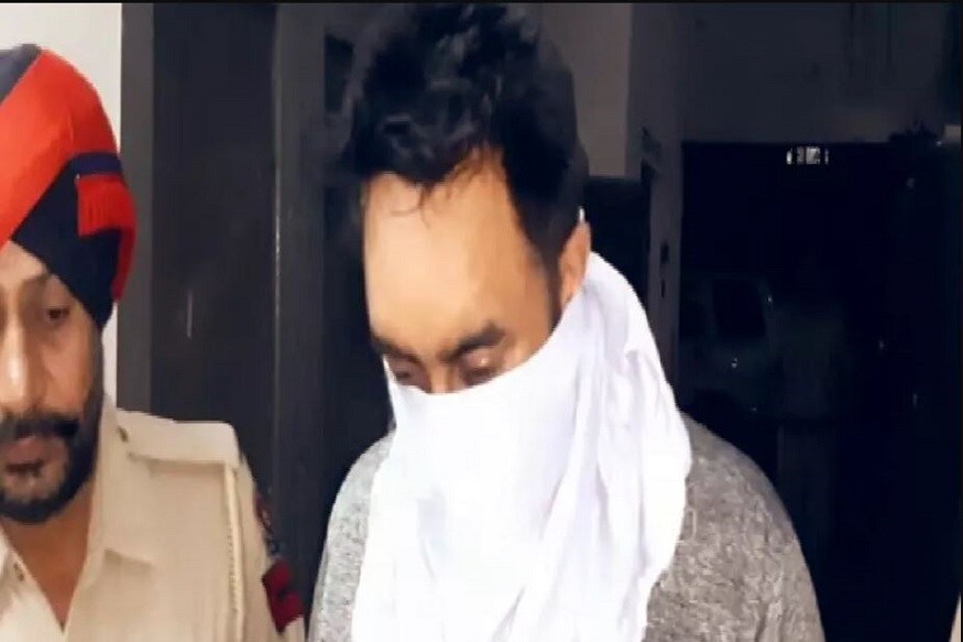 পুলিশ সূত্রের খবর সেনা বাহিনীতে যোগদান করতে চেয়েছিলেন তিনি কিন্তু সেই আশা পূরণ হয়নি । ইউনিফর্ম পরে নিজেকে আর্মি মেজর বলে পরিচয় দিতেন তিনি । পুলিশ সূত্রের খবর সেনা বাহিনীতে যোগদান করতে চেয়েছিলেন তিনি কিন্তু সেই আশা পূরণ হয়নি । ইউনিফর্ম পরে নিজেকে আর্মি মেজর বলে পরিচয় দিতেন তিনি ।